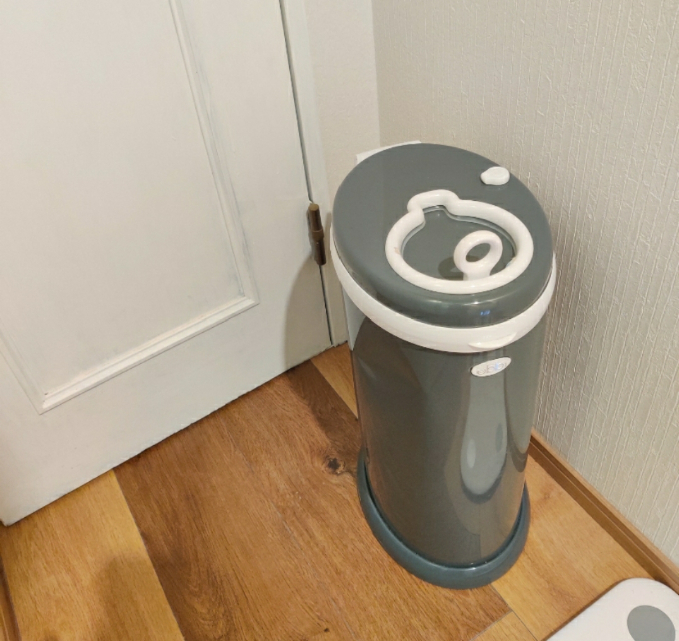 Ubbiおむつペールを洗面所に置いた写真